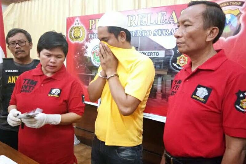 Kompol Masdawati Apit tersangka di Mapolsek Simokerto Surabaya