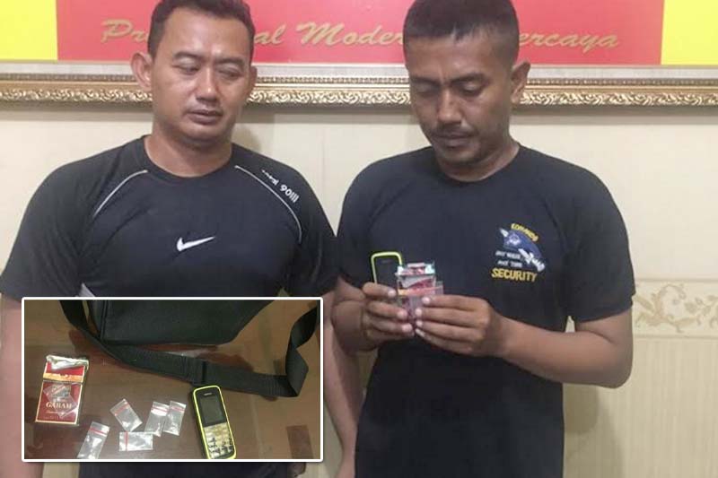 Tersangka memegangi barang bukti saat bersama petugas di polsek asemrowo. Dan (inzet) barang bukti.