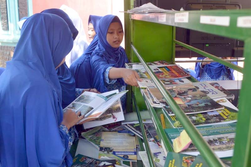 Simokos disambut gembira oleh santriwati pondok pesantren Al Inayah.
