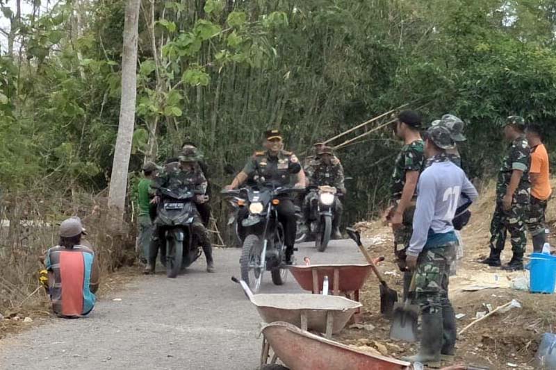Ndan Korem 084/BJ meninjau langsung TMMD di Bangkalan.