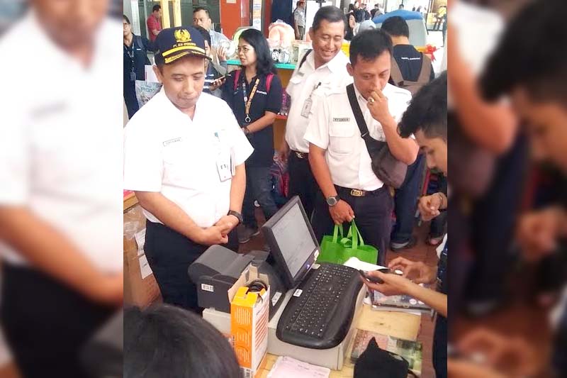 Suryawan EVP Daop 8 lagi bayar di kasir.