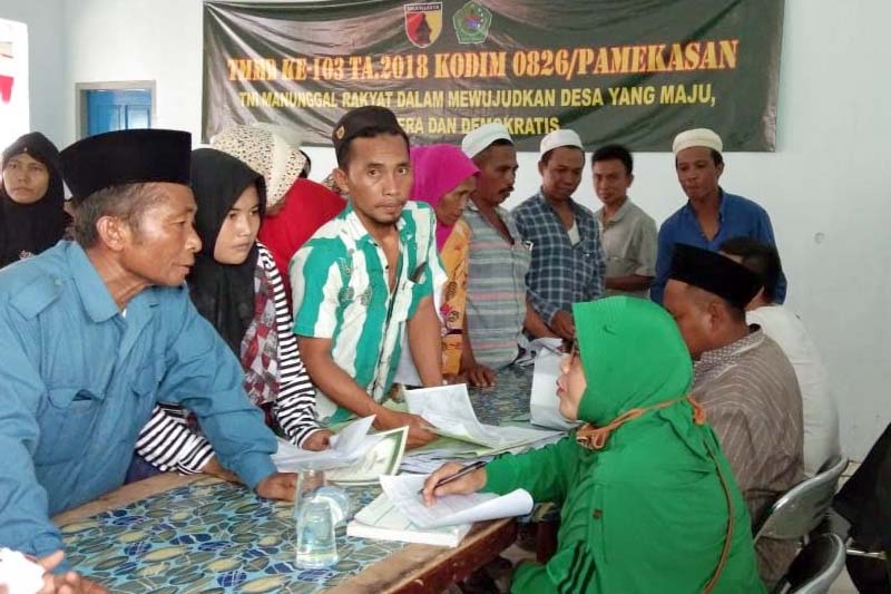 Dinas Kependudukan dan Pencatatan Sipil Kabupaten Pamekasan membantu masyarakat dalam pengurusan ktp, kk dan akte kelahiran.