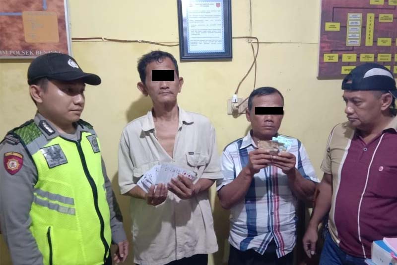 Tersangka diapit petugas.