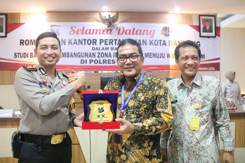 Kapolres Gresik memberi cindera mata ke Kepala BPN Bamdung