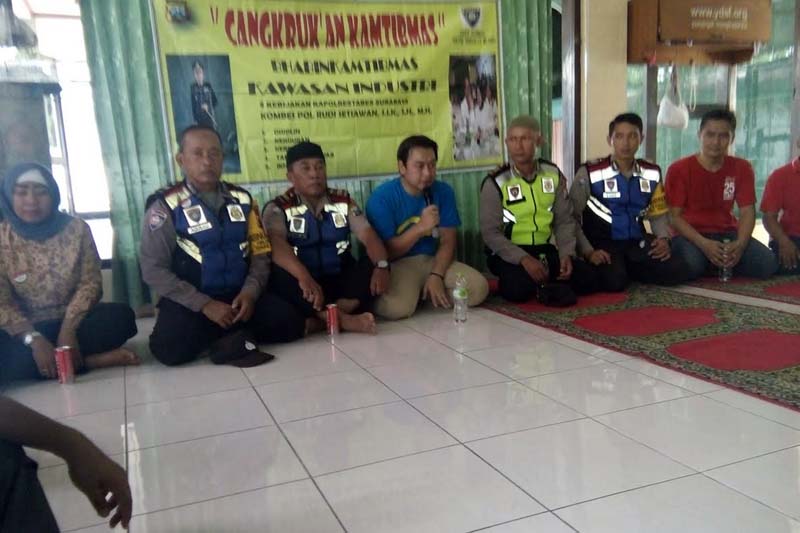Cangkrukan bersama karyawan coca-cola dan polsek tenggilis.