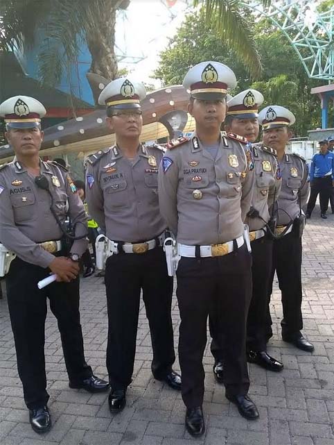 Kasatlantas AKP Ega Prayudi didampingi kanit dalam giat operasi zebra 2018