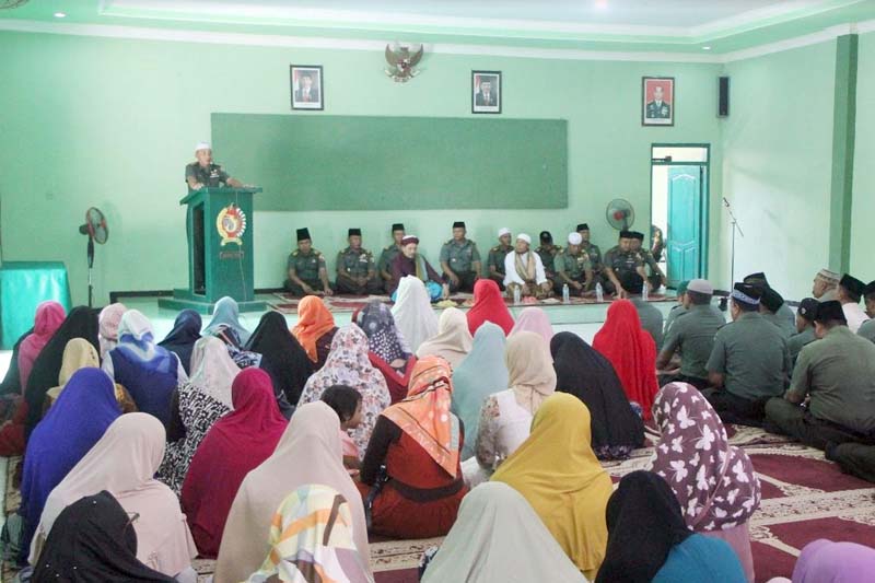 Letkol Inf Nuryanto menggelar istighosah bersama anggota Kodim 0826/Pamekasan dan pemberian santunan kepada anak yatim.
