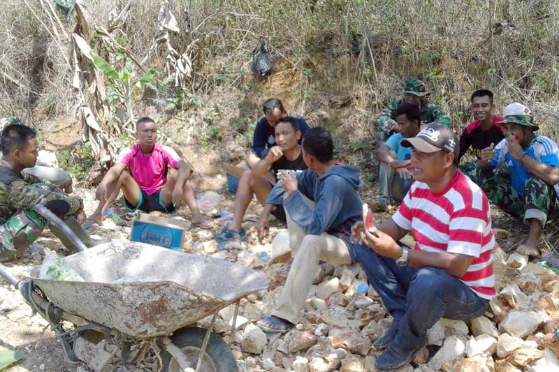 Kekeluargaan antara Satgas TMMD dengan masyarakat.