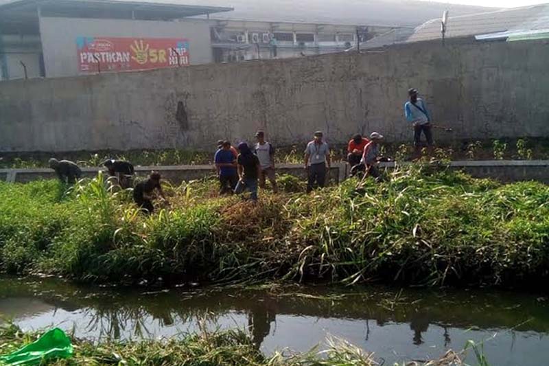 Anggota Koramil 0817/01 Driyorejo, Polsek dan Kecamatan Driyorejo bersama warga masyarakat yang terlibat kerja bakti.