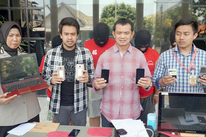 AKP Sudamiran didampingi Kasubbag Humas Kompol Rety Suasmaningsih pamerkan tersangka dan barang buktinya saat konfrensi pres