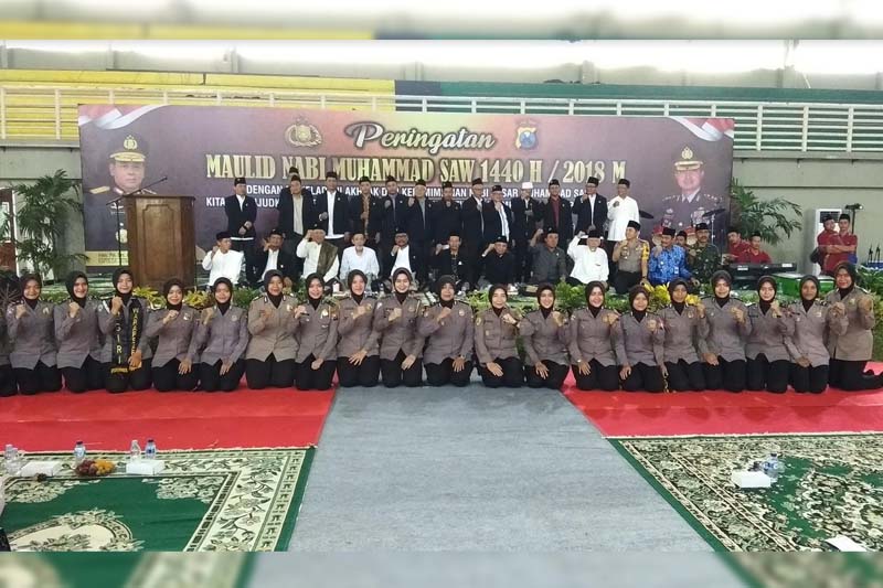 Foto bersama dengan polwan Gresik
