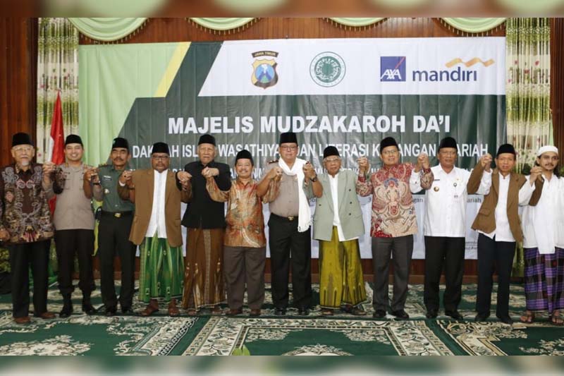 Kapolda Jatim bergandengan dengan Forkopimda dan Ulama