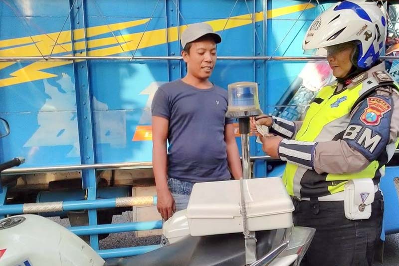 Anggota Satlantas Probolinggo kota saat memeriksa kelengkapan kendaraan