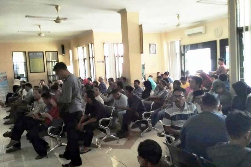 Aktifitas layanan di Samsat Kraksaan Probolinggo.