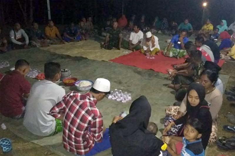 Suasana haru menyelimuti warga saat menggelar acara syukuran yang dipimpin oleh KH Syafii.