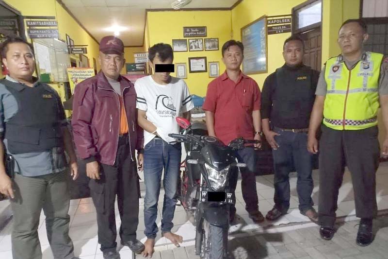 Tersangka kaos putih beserta barang bukti.