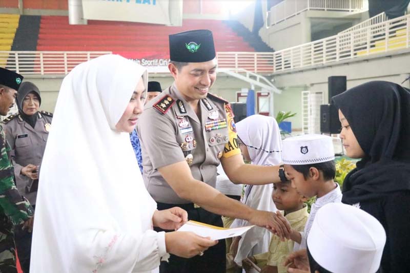 Kapolres memberi santunan anak Yatim