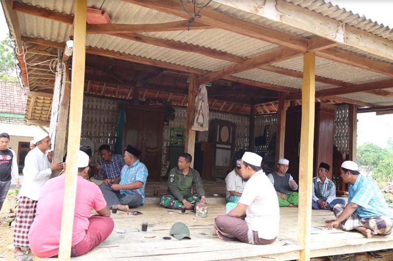 Tali silahturahmi diantara warga dan personel Satgas TMMD.
