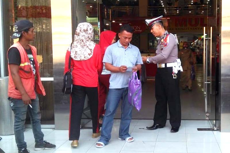 Kanit Dikyasa Bripka Breni Raharjo saat mensosialisasikan gelaran operasi zebra pada pengunjung swalayan
