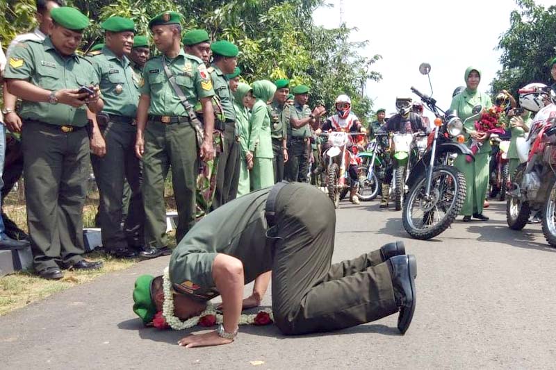 Letkol Inf Nuryanto melakukan sujud syukur, usai kegiatan tradisi satuan lepas sambut pejabat Komandan Kodim 0826/ Pamekasan.