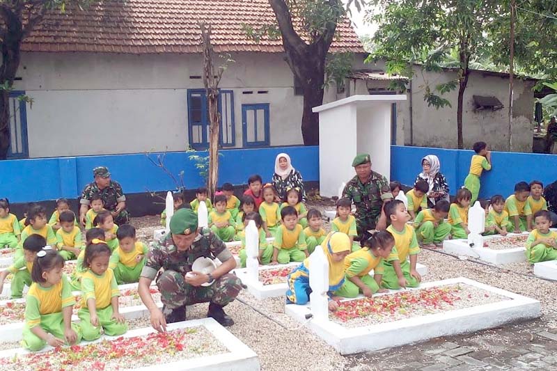 Anak TK Dharma Wanita 2 Driyorejo, TK dan PG (Play Group) Al-Muttaqin melakukan ziarah ke Taman Makam Pahlawan (TMP) Driyorejo.