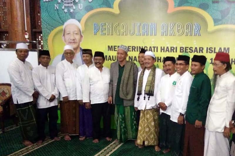 Segenap pengurus masjid Al Qodir dan gus Ali foto bersama