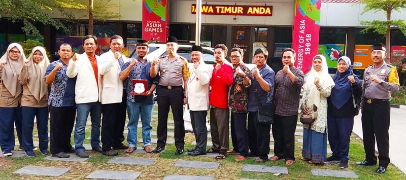 Foto bersama di depan Mapolres Gresik