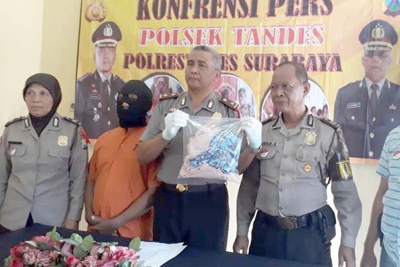 Kapolsek menunjukan tersangka beserta barang buktinya kepada awak media dimapolsek tandes surabaya.