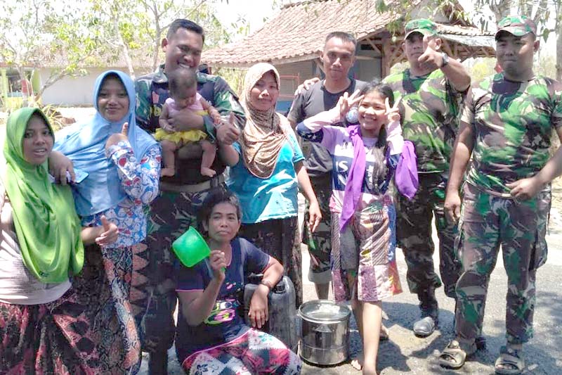 Anggota Satgas TMMD bergaul dengan para pemuda desa