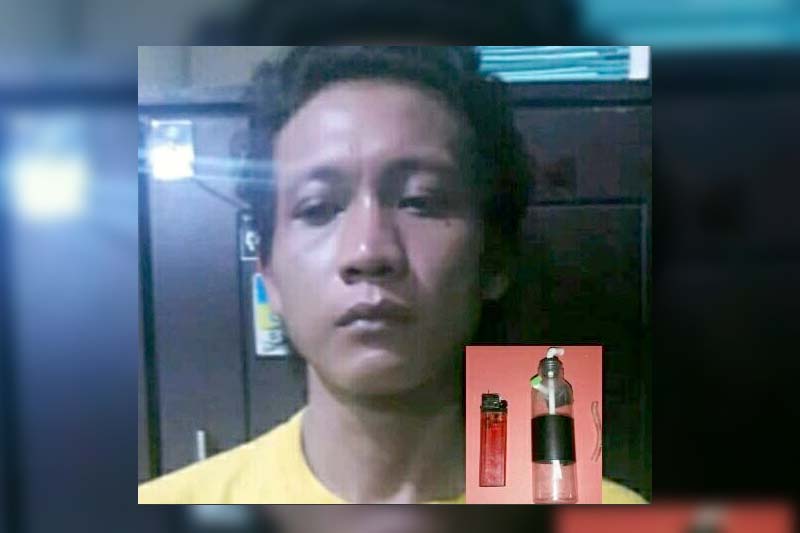 Tersangka dan barang buktinya saat berada dimapolsres pelabuhan tanjung perak surabaya,