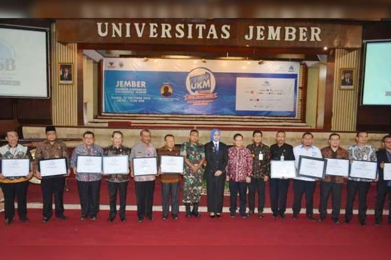 Kepala Dinas Koperasi dan Usaha Mikro Ir Nanang Trijoko Suhartono saat menerima penghargaan tingkat nasional kategori Policy Maker yang diselenggarakan Kementerian Koperasi dan Usaha Mikro bekerja sama dengan lembaga indep.