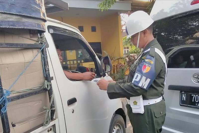 Penertiban kendaraan yang juga melibatkan unsur TN
