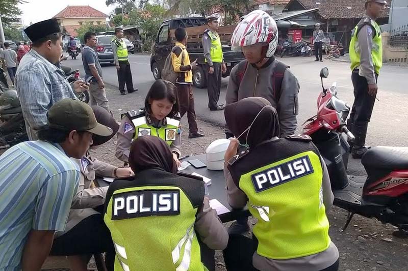 Anggota saat menilang