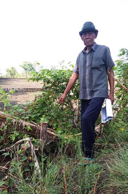 P. Irfak menunjukan patok yang dipasang oleh keluarga Ach.Husin.