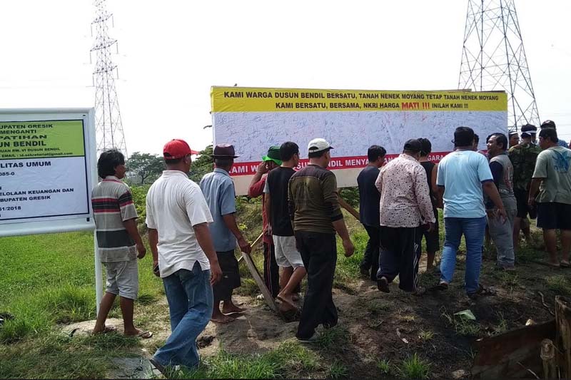 Warga Dusun Bendil melakukan tandatangan.