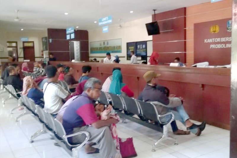 Kegiatan layanan di kantor Samsat kota probolinggo.