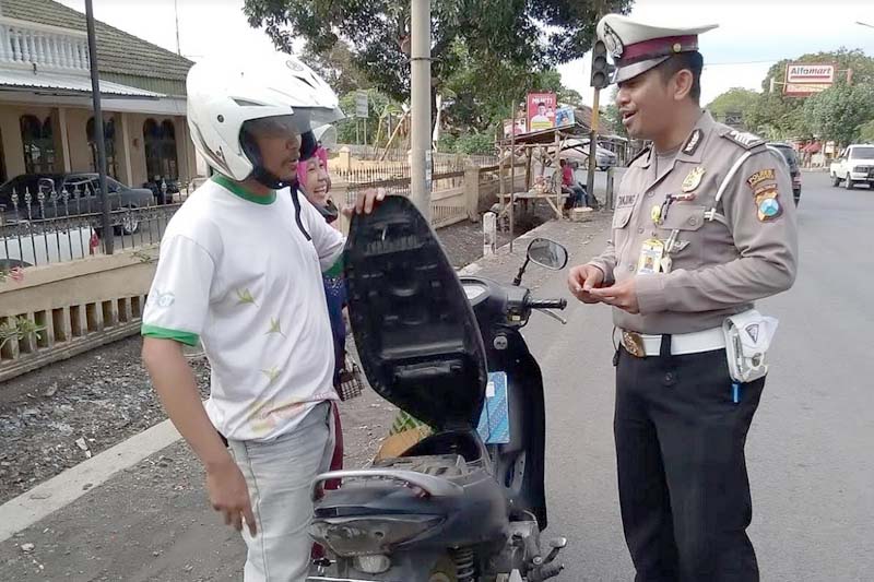 Kanit Patroli Saat memeriksa