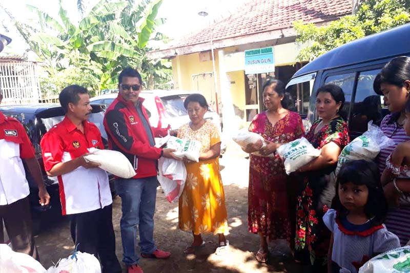 Samsudin SH, Bupati LSM Lira saat membagikan sembako pada warga dalam giat bakti sosial di des Pajurangan kec Gending Kab Probolinggo.