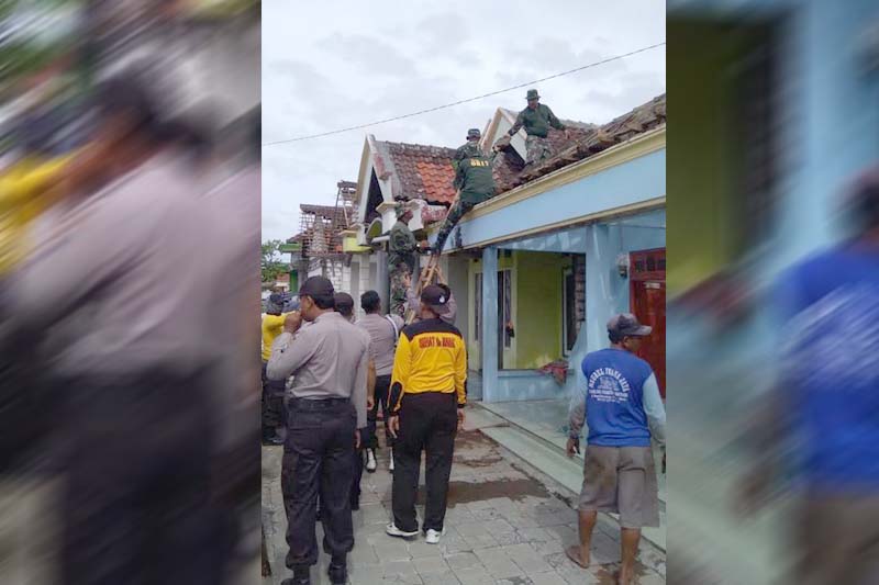 Petugas Aparat TNI, BPBD Gresik, Kepolisian hingga PAC GP. Ansor beserta Banser Benjeng bergotong-royong memperbaiki rumah.