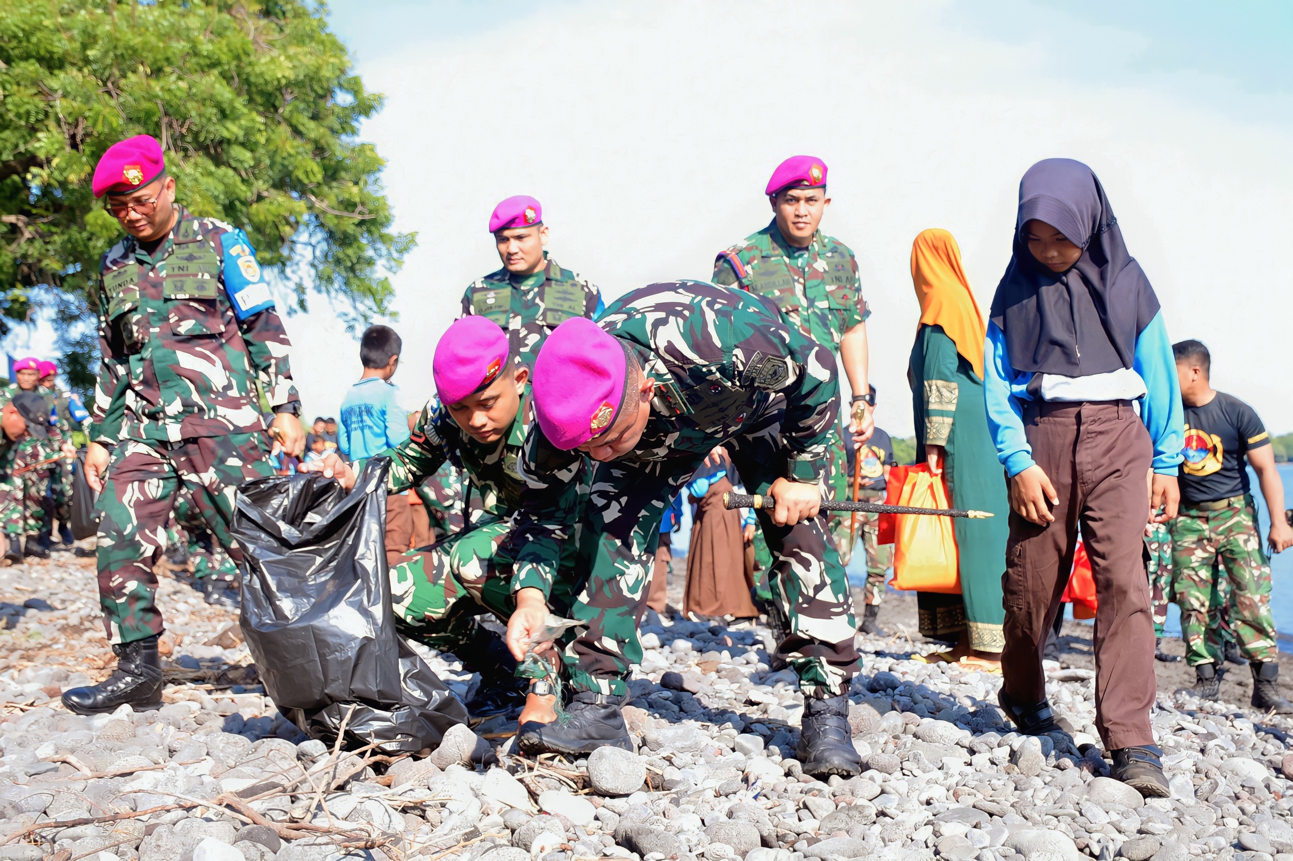 Prajurit Korps Marinir TNI AL Laksanakan LSD Dan Bersih-bersih Pantai ...